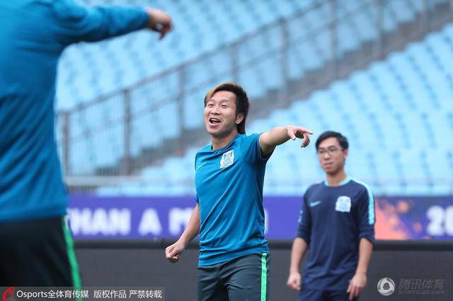 苏老爷子不禁揉了揉太阳穴，暗叹：真他妈烦啊，杜家跑来找我做什么？难道跑来找我兴师问罪？不应该啊，金陵不是我的地盘，也没任何证据证明杜海清是被我害的，找我问的着吗？不过，杜家毕竟还是我的亲家，而且在高层也有很深的关系，不能明着得罪，看来只能去应付一下了。